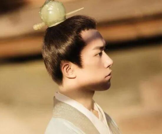 夸男生笑得好看的诗句文案