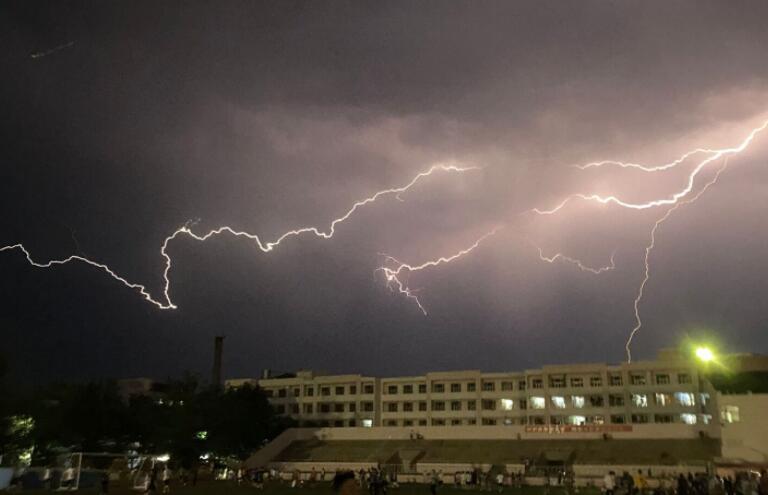 被雷声吓到的说说文案