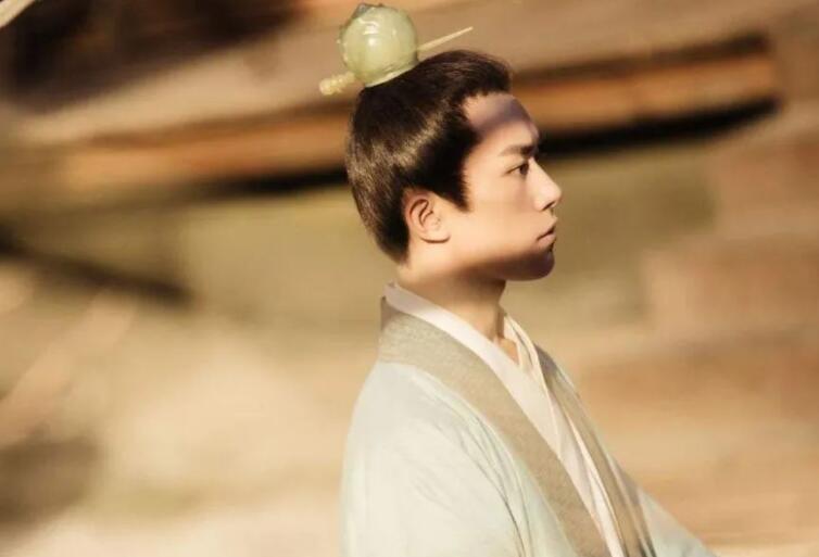 夸奖一个男人的句子文案