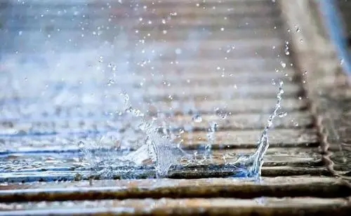 带有诗意的雨中说说文案