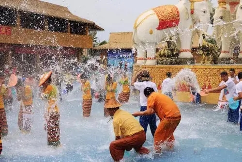 云南泼水节发圈一句话