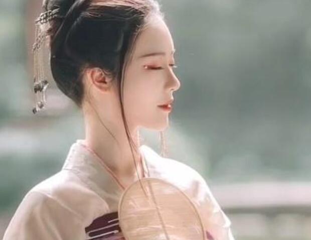 赞美女孩儿清纯的诗句文案