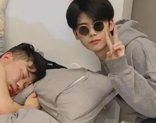 夸男人的搞笑句子文案