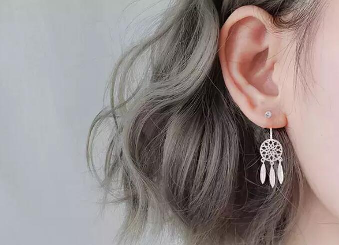 关于戴耳钉的句子文案