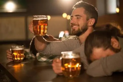 喝酒微醺的朋友圈说说文案