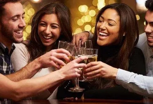 几个朋友聚在一起说说文案