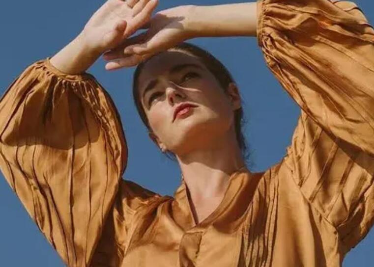 赞美真丝连衣裙的句子文案