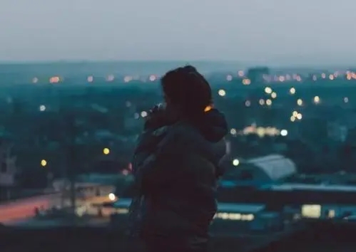 想一个人到失眠的句子文案