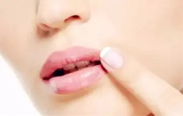 配嘴唇的朋友圈说说文案