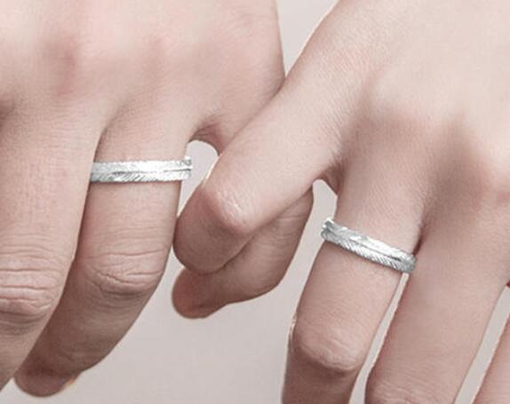 情侣对戒发朋友圈的话