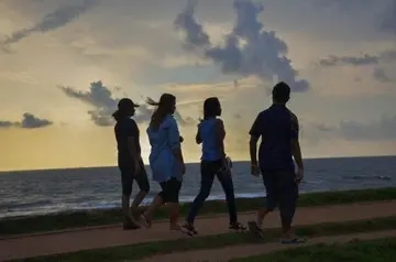 形容两个人一个德行的句子文案