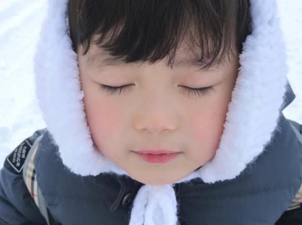 夸男孩可爱的经典语句文案