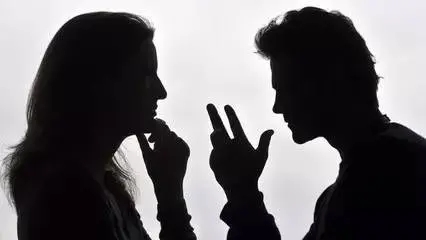 骂人前一套背后一套的句子文案