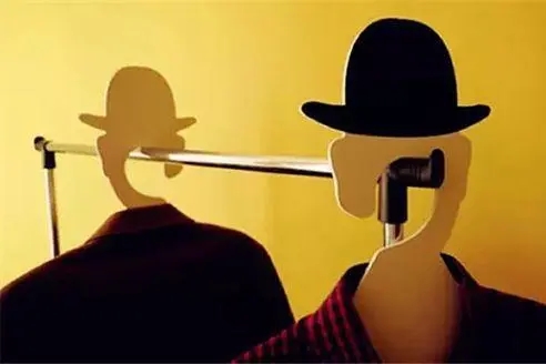 人前一套背后一套的说说文案