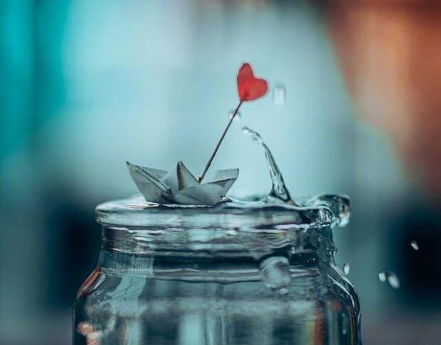 伤感的8个字句子文案