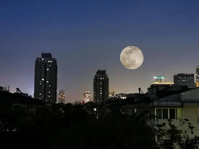 写夜晚夜空上的月亮优美句子文案