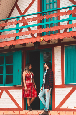 主持人结婚敬酒词怎么说 司仪带领新人挨桌敬酒时 说的祝酒词有哪些