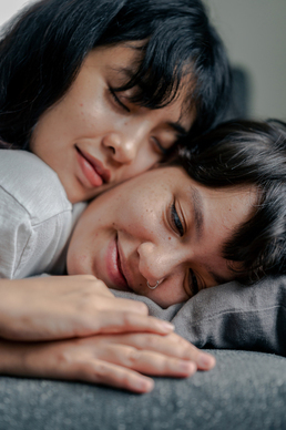 婚照挂在床头那边