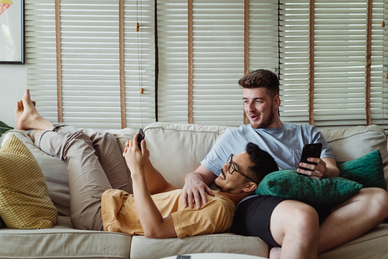 穿牛仔裤戴头纱的图片