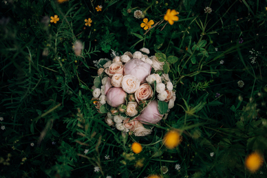 订婚时男方父母的衣服谁买