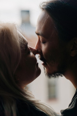 凤冠霞帔是什么意思 凤冠霞帔是什么意思?