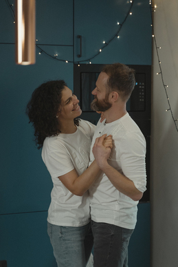 婚礼现场爸爸打领带还是领结好 女儿婚礼，父亲带领带好还是打领吉