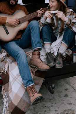 结婚证件照男女位置 结婚证男左女右规定