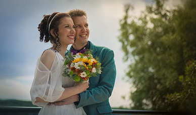 红色礼服配什么颜色鞋 红色礼服配什么颜色的鞋子