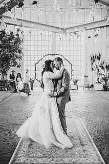 对方结婚不收礼金怎么回复 如何回复不回礼金的人的婚礼邀请呢？