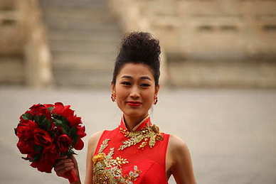 结婚穿白纱还是中式 结婚是穿白纱还是中式？