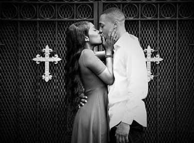 结婚证件照暗红底色可以吗 结婚证照片洗出来为暗红色