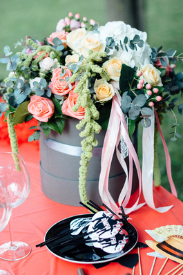 丸子头中间的头饰怎么弄的 如何把头花绑到包包头的中间