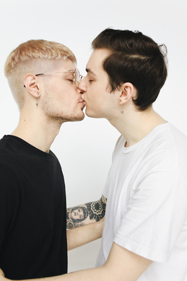 婚礼现场代表女方家属的致辞 女方父母婚礼致辞简短精辟