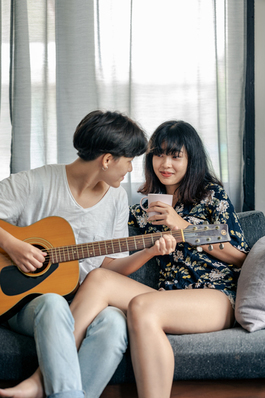 订婚宴的钱是男方出还是女方出 订婚宴男方掏钱还是女方掏钱