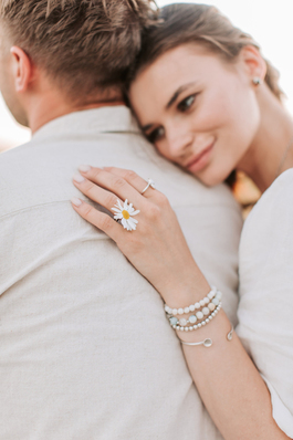 橙色衣服配什么颜色裙子好看 橘色上衣配什么裙子