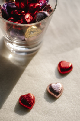 红底照片怎么穿搭 红底证件照配什么颜色的衣服呀？