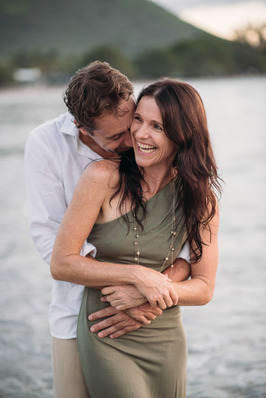 胸花是男方接亲带过来吗 婚礼胸花岳父那边是结婚才拿过去吗？