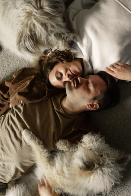 孔雀蓝阔腿裤搭配图片 浅蓝色阔腿裤搭配什么上衣时髦又简单？