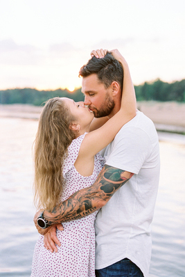 黑长裙配白鞋还是黑鞋 黑长裙配白鞋还是黑鞋？