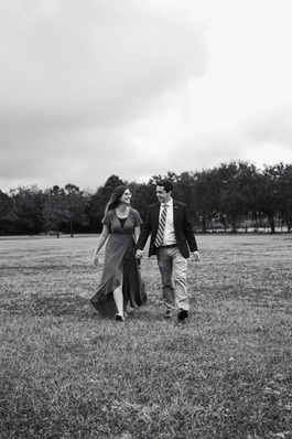 他在学校工作英文 他在学校里工作的英文