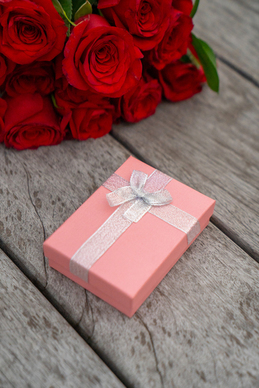 女孩礼服配的发型 搭配晚礼服的发型