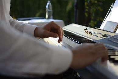 结婚当天新娘能带手机吗 结婚当天，新娘自己的手机放哪里？