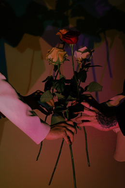 堵门不让人出入 堵门不让出去违法吗