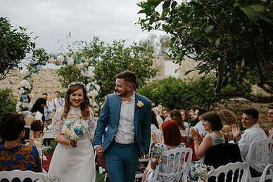 婚车花用仿真花好吗 婚车上的鲜花弄假花好不好