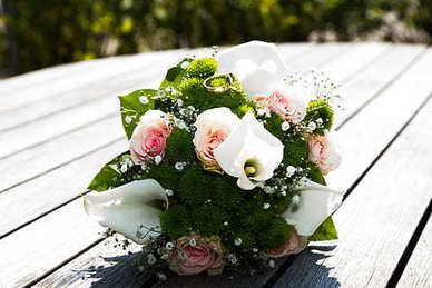 黑金色婚礼现场布置 婚礼场面墙壁是金黄色,如何布置