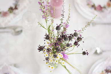 结婚当天哪些人需要戴胸花 结婚哪些人需要带胸花 佩戴法则有哪些