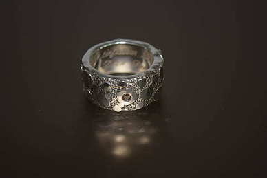 戒指上的小钻石掉了怎么办 戒指上的钻石掉了怎么办 如何防止钻石掉落