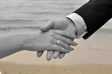 婚礼摄像一个机位一般多少钱 婚礼跟拍一场多少钱