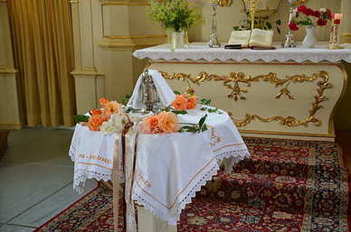 鲜花装饰婚礼现场 婚礼上鲜花装饰的方法