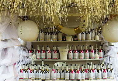 结婚当天穿秀禾服还是婚纱 结婚当天穿秀禾服还是婚纱?